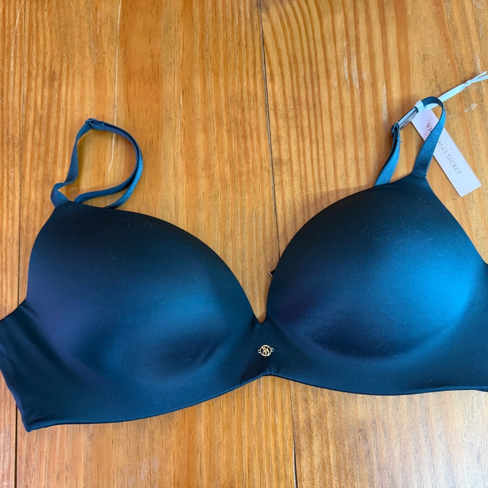 Victoria's Secret Black Smooth T-Shirt Bra with Gold Charm